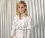 Pas encore femme, plus vraiment fillette... Emma Watson trouve avec justesse comment s'habiller lors d'évènement VIP sans tomber dans le vulgaire ni dans le style mémé ! Paris, 3 octobre 2008 