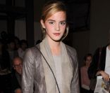 Emma Watson maquille parfaitement son joli minois et assiste avec style à la Fashion Week... Une vraie londonienne ! Londres, 16 septembre 2008 