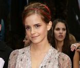La petite Emma Watson n'est plus ! Dans cette robe magnifique au décolleté vertigineux, la belle séduit et attire tous les regards. Une vraie fashionista ! Londres, 7 juin 2009 