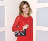 Emma Watson affirme son côté british avec un sac à l'effigie de son pays ! La petite sorcière affûte son style... Une merveille ! New York, 9 juillet 2009 