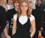 Emma Watson a pris de l'assurance et le prouve avec cette robe boutonnée. Seuls absents : les escarpins à talons ! Paris, 4 juillet 2007 