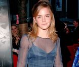 Encore petite fille, Emma Watson commence difficilement à porter des robes sur les tapis rouges. New York, 12 novembre 2005 