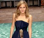 La timide Emma Watson commence à se métamophoser en jeune femme dans cette robe bustier bleu marine qui s'accorde parfaitement à son teint. Londres, 3 juillet 2007 