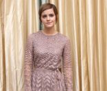 Emma Watson a tout d'une grande. Elle affirme son bon goût pour la mode avec une robe chic et élégante.  