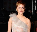 Emma Watson est sortie de l'adolescence et le prouve avec sa coupe courte qui lui sied à ravir ! La belle opte désormais pour des robes longues de créateur et affiche son style glamour sur le red carpet. Londres, 13 février 2011 