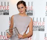 Emma Watson brille de nouveau avec une robe de créateur qui sublime son corps de déesse. Londres, 14 février 2011 