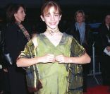 Emma Watson est bien jeune et ça se ressent sur son look ! Enorme fashion faux pas pour la fillette avec se mélange de couleur des plus douteux.. New York, 11 novembre 2001 