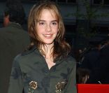 La jeune Emma Watson opte pour un ensemble militaire... Parfait dans la cours de récré mais pas pour défiler sur un tapis rouge. New York, 10 novembre 2002 