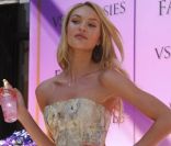 Candice Swanepoel se transforme en fleur pour faire la promo d'une nouvelle ligne de soins du corps et de parfum de Victoria's Secret. Los Angeles, 19 juillet 2011