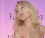 Candice Swanepoel se transforme en fleur pour faire la promo d'une nouvelle ligne de soins du corps et de parfum de Victoria's Secret. Los Angeles, 19 juillet 2011