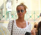 Julie de Secret Story 4 se promène dans les rues de Saint-Tropez le 19 juillet 2011 