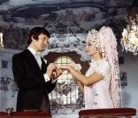 Michèle Mercier et Claude Rich dans <em>Une Veuve en or</em>, 1969.