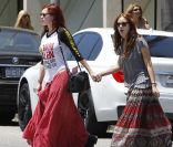 Les filles de Bruce Willis et de Demi Moore, Rumer Willis et Tallulah Belle, se promènent main dans la main le 15 juillet 2011 dans les rues de Beverly Hills