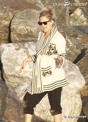 Kate Hudson, radieuse et souriante, affiche encore quelques rondeurs suite à la naissance de son dernier enfant le 9 juillet 2011 sur les plages de Malibu