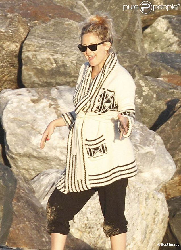 Kate Hudson, radieuse et souriante, affiche encore quelques rondeurs suite à la naissance de son dernier enfant le 9 juillet 2011 sur les plages de Malibu 
