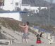 Kate Hudson, son compagnon Matthew Bellamy et son fils Ryder ont profité d'une journée ensoleillée sur la plage de Malibu le 18 juillet 2011