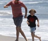 Ryder, le fils de Kate Hudson issu d'une première union, affiche une belle complicité avec le père de son petit frère, Matthew Bellamy, lors d'une sortie sur les plages de Malibu le 18 juillet 2011 