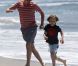 Ryder, le fils de Kate Hudson issu d'une première union, affiche une belle complicité avec le père de son petit frère, Matthew Bellamy, lors d'une sortie sur les plages de Malibu le 18 juillet 2011 