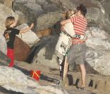 Moment de tendresse pour Kate Hudson et son fiancé Matthew Bellamy avec qui elle vient d'avoir un petit garçon sous les yeux de son fils Ryder le 18 juillet 2011 