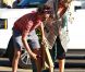 Kate Hudson, son compagnon Matthew Bellamy et son fils Ryder ont profité  d'une journée ensoleillée sur la plage de Malibu le 18 juillet 2011