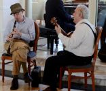 Woody Allen joue de la clarinette dans son hôtel à Rome où il tourne le film Bop Decameron, le 23 juillet 2011 : ambiance jazzy ! 