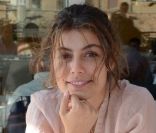 L'actrice Alessandra Mastronardi écoute Woody Allen jouer de la clarinette dans son hôtel à Rome où il tourne le film Bop Decameron, le 23 juillet 2011
