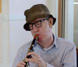 Woody Allen joue de la clarinette dans son hôtel à Rome où il tourne le film Bop Decameron, le 23 juillet 2011
