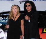 A 61 ans, Gene Simmons, le fabuleux Demon de Kiss, a demandé sa compagne de longue date Shannon Tweed en mariage, devant les caméras de <em>Gene Simmons Family Jewels</em>.