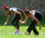 Mais à quoi jouent donc Kate Walsh et son amie à Hollywood Park le 23 juillet 2011 à Los Angeles ?
 &nbsp; 