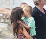 Wesley Sneijder en vacances à Saint Tropez le 26 juillet 2011 avec sa femme Yolanthe et leur fils