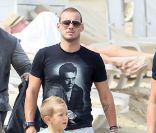 Wesley Sneijder en vacances à Saint Tropez le 26 juillet 2011 avec sa femme Yolanthe et leur fils