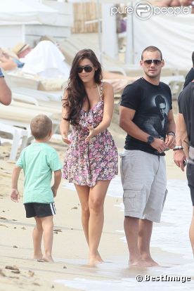 Wesley Sneijder en vacances à Saint Tropez le 26 juillet 2011 avec sa femme Yolanthe et leur fils