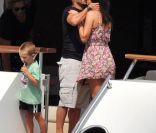 Le footballeur néerlandais Wesley Sneijder avec son épouse Yolanthe et son fils Jessey, en vacances à Saint-Tropez le 26 juillet 2011.