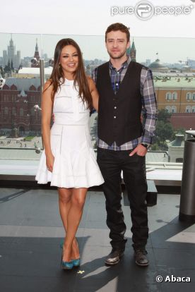 Mila Kunis, portant une robe Louis Vuitton, et Justin Timberlake lors du photocall à Moscou du film Sexe entre amis le 27 juillet 2011