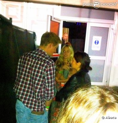Le 25 juin 2011, le prince Harry s'est fait surprendre pour la première fois en compagnie de sa nouvelle girlfriend supposée, le mannequin Florence Brudenell-Bruce, en backstage du concert des Killers à Hyde Park.