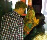 Le 25 juin 2011, le prince Harry s\'est fait surprendre pour la première fois en compagnie de sa nouvelle girlfriend supposée, le mannequin Florence Brudenell-Bruce, en backstage du concert des Killers à Hyde Park.