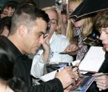 Robbie Williams à l'avant-première de Cars 2 à Munich en Allemagne le 28 juillet 2011 : il prend le temps de répondre présent pour les fans 