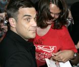 Robbie Williams à l'avant-première de Cars 2 à Munich en Allemagne le 28 juillet 2011 : les fans n'en peuvent plus 