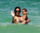 Adriana Lima en vacances à Miami avec son époux et sa fille Valentina le 31 juillet 2011