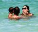 Adriana Lima en vacances à Miami avec son époux et sa fille Valentina le 31 juillet 2011