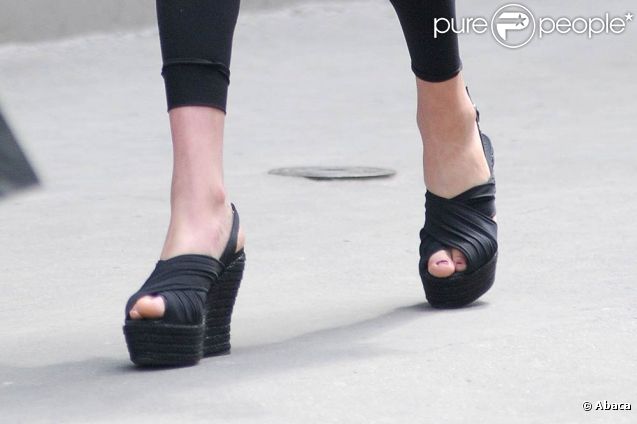 Allegra Versace perchée sur ses talons compensés dans les rues de Milan, en Italie. Juillet 2011