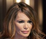 Elle Macpherson avec un regard plus lisse et tiré.<br />