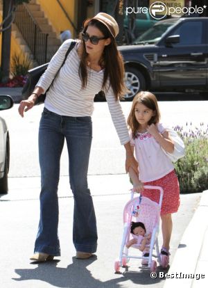 Katie Holmes et Suri Cruise avec son ''bébé'' dans les rues de Los Angeles le 6 août 2011