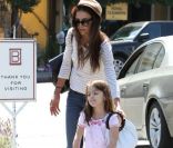 Katie Holmes et Suri Cruise avec son ''bébé'' dans les rues de Los Angeles le 6 août 2011