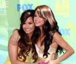 Demi Lovato et Selena Gomez, sur le tapis rouge des Teen Choice Awards 2011, à Los Angeles, le dimanche 7 août 2011.
