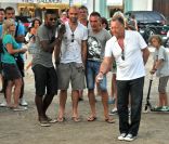 Le patron de l'Olympique Lyonnais Jean-Michel Aulas était à Saint-Tropez le 8 août 2011, où il s'est adonné à sa passion pour la pétanque sous l'oeil amusé des Brésiliens de l'OL Cris et Michel Bastos.