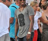 Le patron de l'Olympique Lyonnais Jean-Michel Aulas était à Saint-Tropez le 8 août 2011, où il s'est adonné à sa passion pour la pétanque sous l'oeil amusé des Brésiliens de l'OL Cris et Michel Bastos.