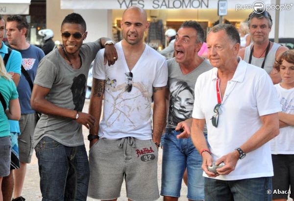Le patron de l'Olympique Lyonnais Jean-Michel Aulas était à Saint-Tropez le 8 août 2011, où il s'est adonné à sa passion pour la pétanque sous l'oeil amusé des Brésiliens de l'OL Cris et Michel Bastos.