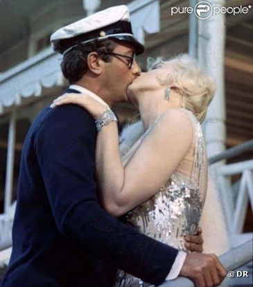 Tony Curtis et Marilyn Monroe dans  Certains l'aiment chaud , 1959. Cette veste bleu marine sera vendue aux enchères Chez Julien à Beverly Hills dans le cadre d'une vente d'objets d'art et de souvenirs ayant appartenus à la star.