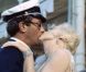 Tony Curtis et Marilyn Monroe dans Certains l'aiment chaud , 1959. Cette veste bleu marine sera vendue aux enchères Chez Julien à Beverly Hills dans le cadre d'une vente d'objets d'art et de souvenirs ayant appartenus à la star.